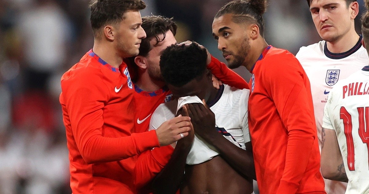 Los jugadores ingleses que erraron penales en la final de la Eurocopa recibieron insultos racistas