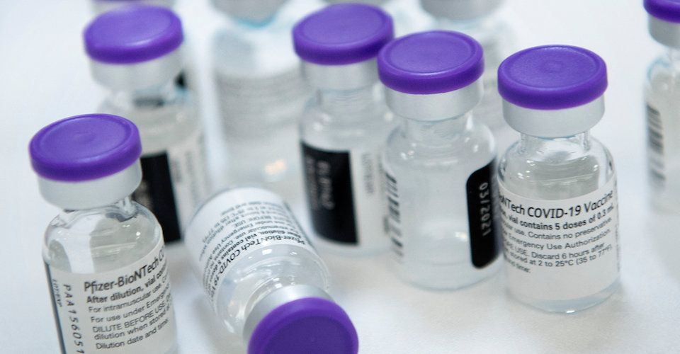 Pfizer busca aplicar tercera dosis de vacuna contra la COVID