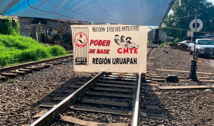 Poder de Base de la CNTE mantiene bloqueadas las vías del tren en Caltzontzin