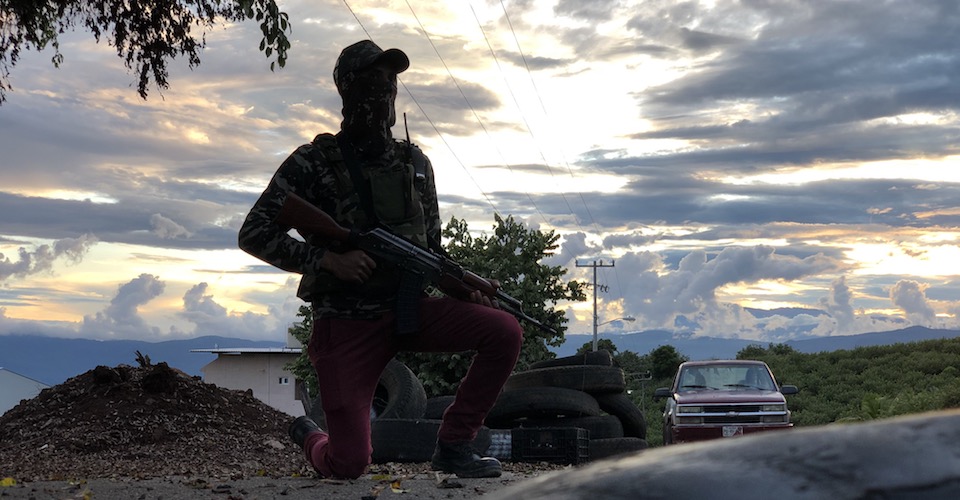 Pueblos Unidos, civiles armados que vigilan el aguacate en Michoacán
