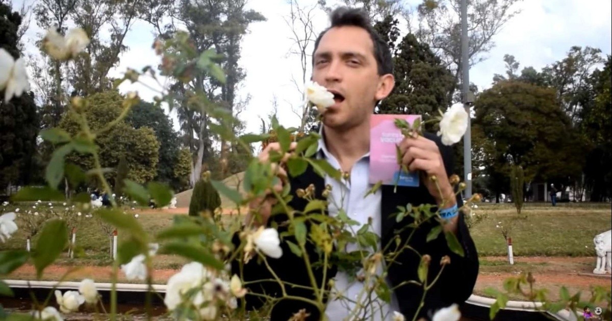 "Recuerdo de mi primera dosis" el video viral que armó un rosarino