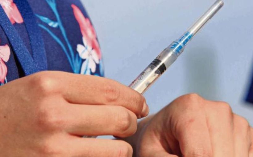 Salud llamó a rezagados a no concurrir a los vacunatorios esta semana por disminución de vacunas
