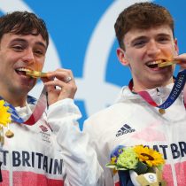 Tom Daley triunfa en JJ.OO. de Tokio y da emotivo discurso: “Orgulloso de ser gay y campeón olímpico”