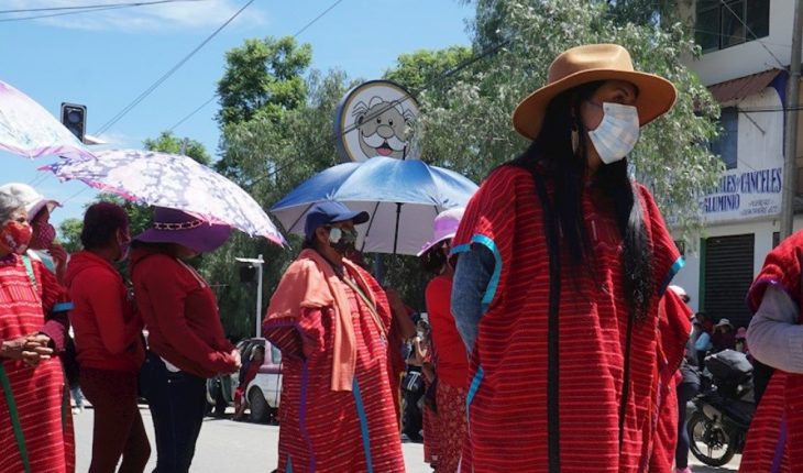 Triquis desplazados bloquean carretera de Oaxaca en protesta