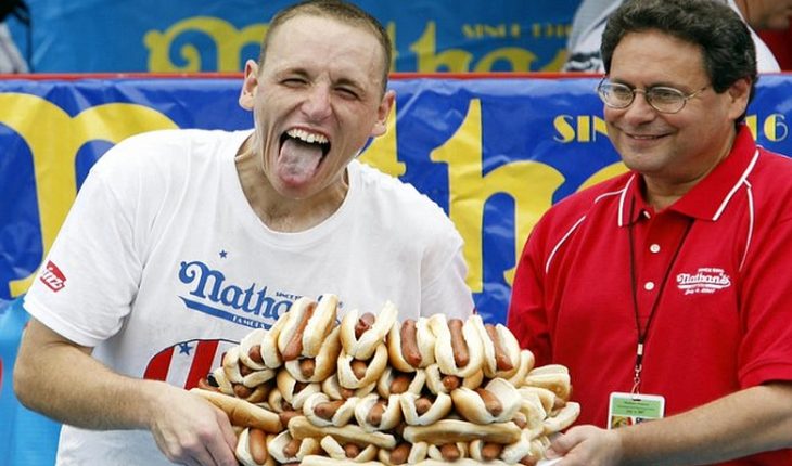 [VIDEO] Con 76 hot dogs engullidos en diez minutos fijan un nuevo récord en disputa del “Cinturón Mostaza”
