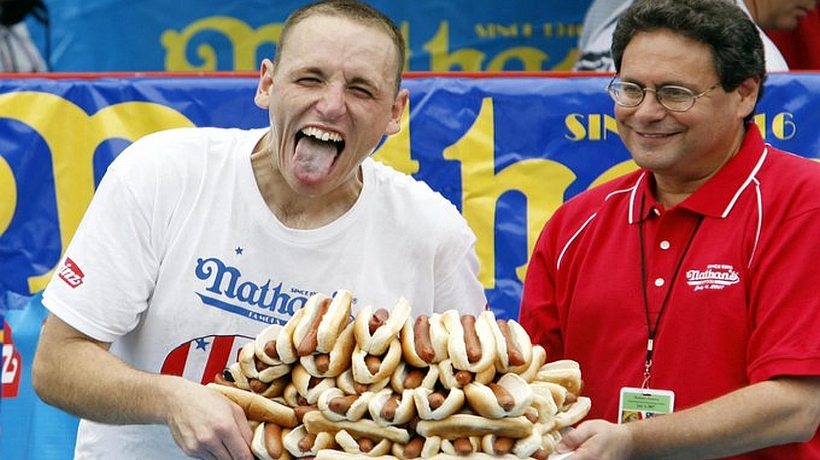 [VIDEO] Con 76 hot dogs engullidos en diez minutos fijan un nuevo récord en disputa del "Cinturón Mostaza"