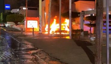 Vehículo explota en importante avenida de Guadalajara