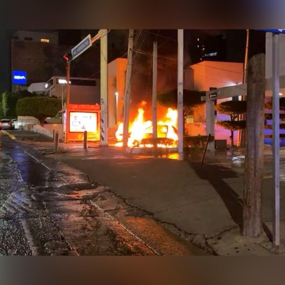 Vehículo explota en importante avenida de Guadalajara