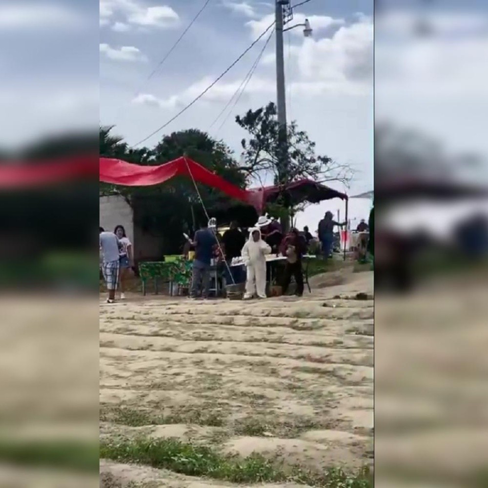 Video. Niños disfrazados bailan cerca de socavón de Puebla