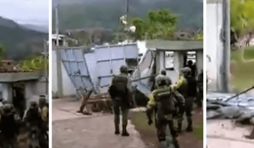 Video. Pobladores de Aguililla tumban portón del cuartel militar