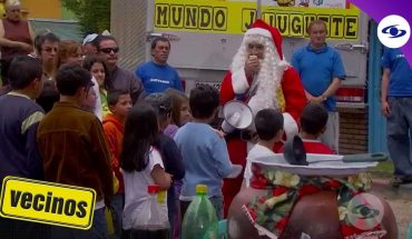 Video: Vecinos: Con traje de Papá Noel, Óscar le entrega los regalos de Navidad a los niños- Caracol TV
