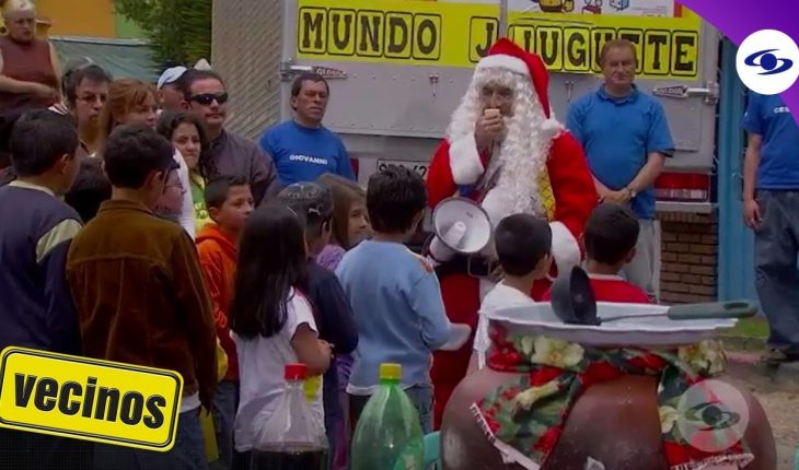 Video: Vecinos: Con traje de Papá Noel, Óscar le entrega los regalos de Navidad a los niños- Caracol TV