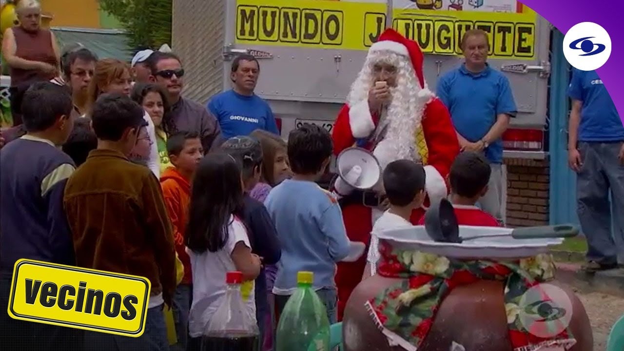 Vecinos: Con traje de Papá Noel, Óscar le entrega los regalos de Navidad a los niños- Caracol TV