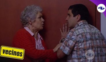 Vecinos: Óscar y su mamá espían a la doctora Tatiana a través de la puerta- Caracol TV