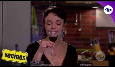 Video: Vecinos: Tatiana le enseña a Óscar a catar vinos – Caracol TV