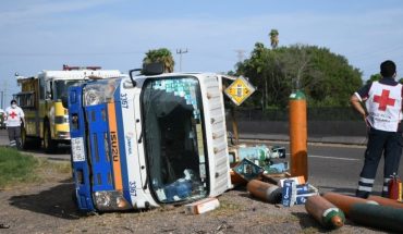 Vuelca camión con tanques de oxígeno en carretera en Sinaloa