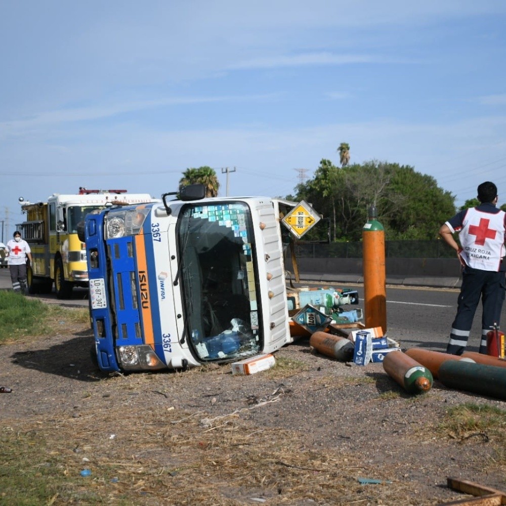 Vuelca camión con tanques de oxígeno en carretera en Sinaloa
