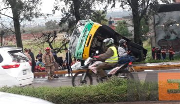 Vuelca camión de pasajeros al norte de Morelia; hay varios heridos