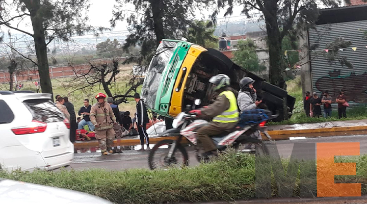 Vuelca camión de pasajeros al norte de Morelia; hay varios heridos