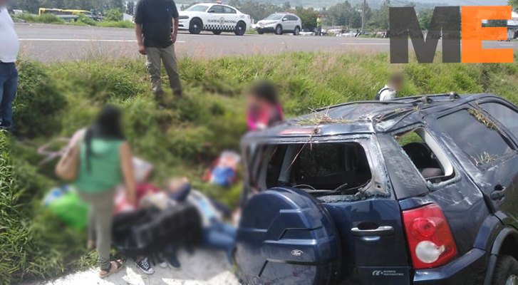 Vuelca camioneta en la Morelia-Pátzcuaro; 3 personas quedan heridas