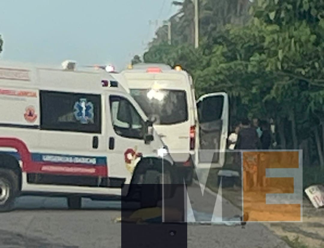 Vuelca minivan en el boulevard Costero deja un muerto y un lesionado
