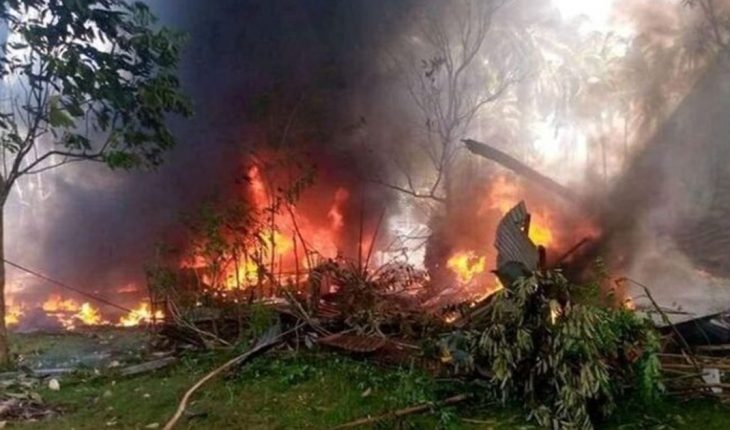 translated from Spanish: A military plane crashed in the Philippines
