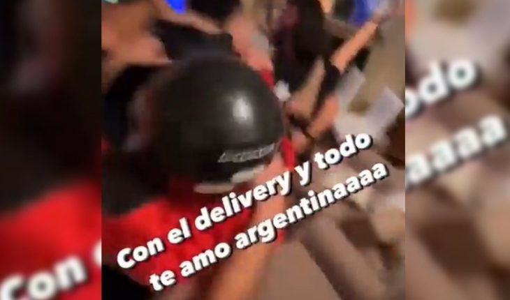 translated from Spanish: Argentina Copa America champion: a delivery arrived at the end of the match and stayed to celebrate at home