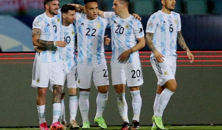 translated from Spanish: Argentina beats Ecuador 3-0 in Goiania