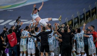 translated from Spanish: Argentina is crowned champion of the Copa America after defeating Brazil at the Maracana