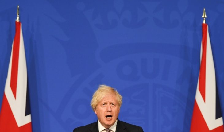 translated from Spanish: Johnson confirmed the end of restrictions in the UK for July 19