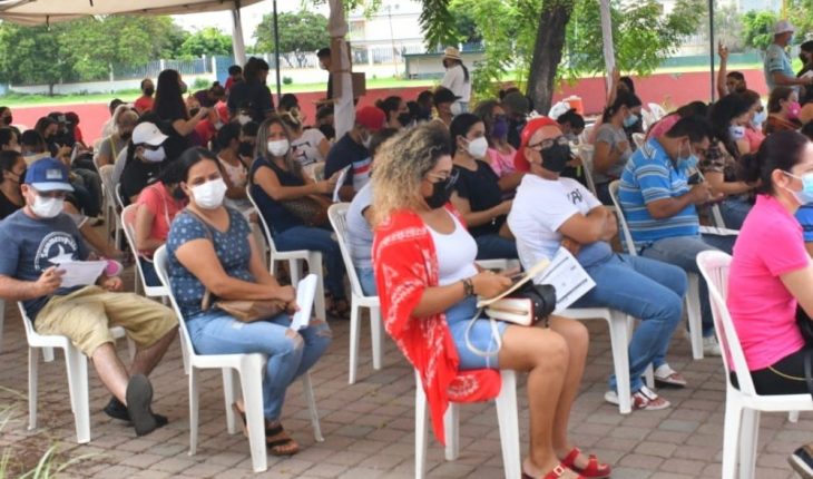 translated from Spanish: Long lines for Covid-19 vaccination to those of 30-39 in Mazatlan