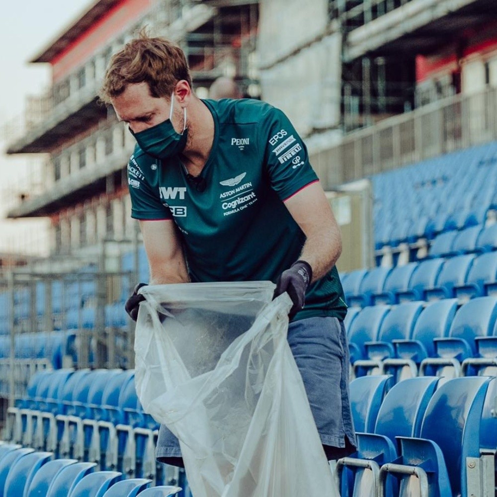 Max Verstappen removed the trash from the GP stands