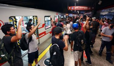 translated from Spanish: Metro workers protest letting passengers pass free on Line 1