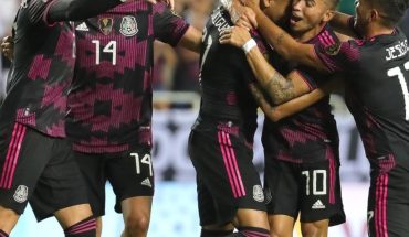 translated from Spanish: Mexico wins Group A by defeating El Salvador