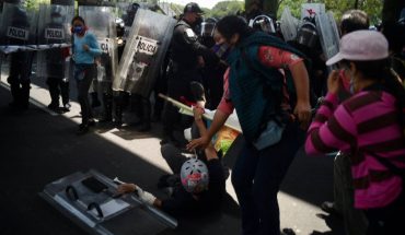 translated from Spanish: Police assault protesters during protest #YoProtejoElHumedal