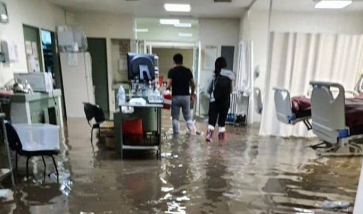 translated from Spanish: Rains flood Atizapán General Hospital, patients had to be transferred