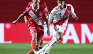 translated from Spanish: River beats Argentinos Juniors 1-0 in La Paternal