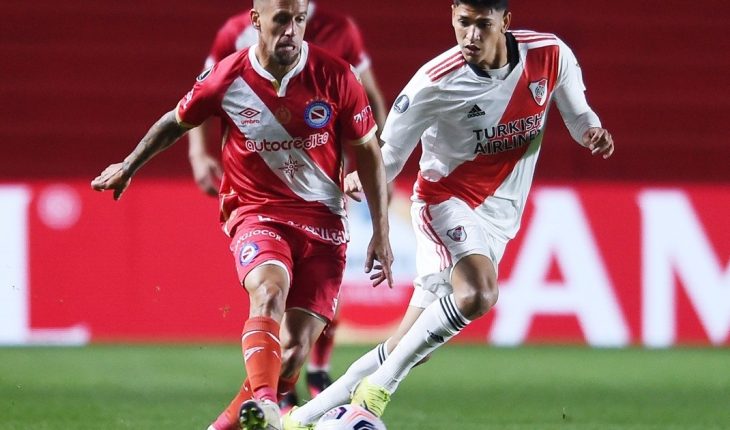 translated from Spanish: River beats Argentinos Juniors 1-0 in La Paternal