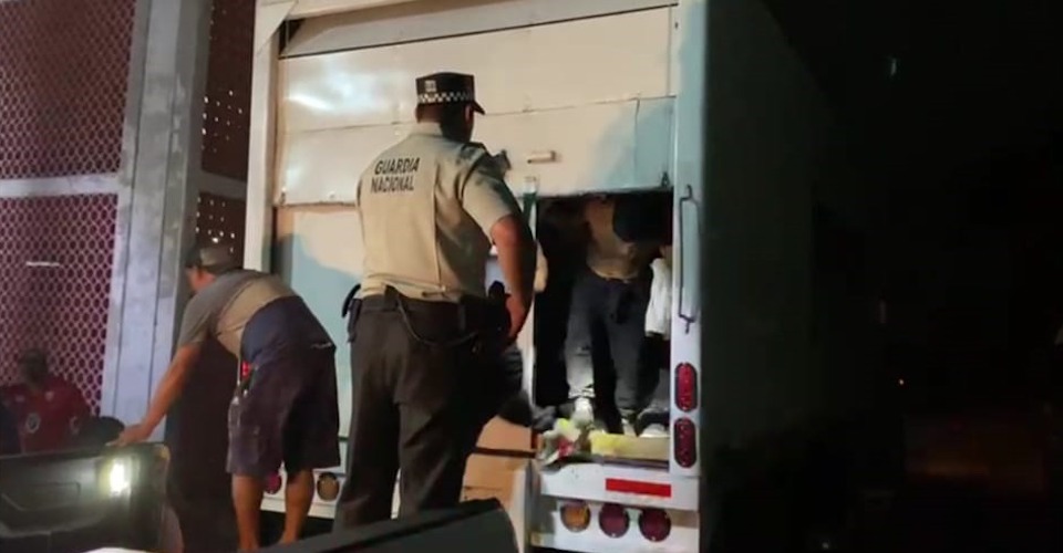 They detain 130 migrants crammed into a truck in Chiapas; 30 are children