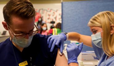 translated from Spanish: U.S. discusses vaccinating people at risk with a third booster dose
