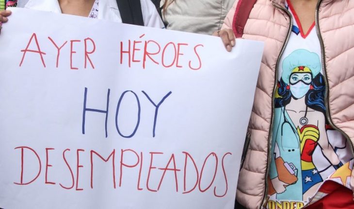 translated from Spanish: Yesterday heroes, today unemployed: Citibanamex doctors protest
