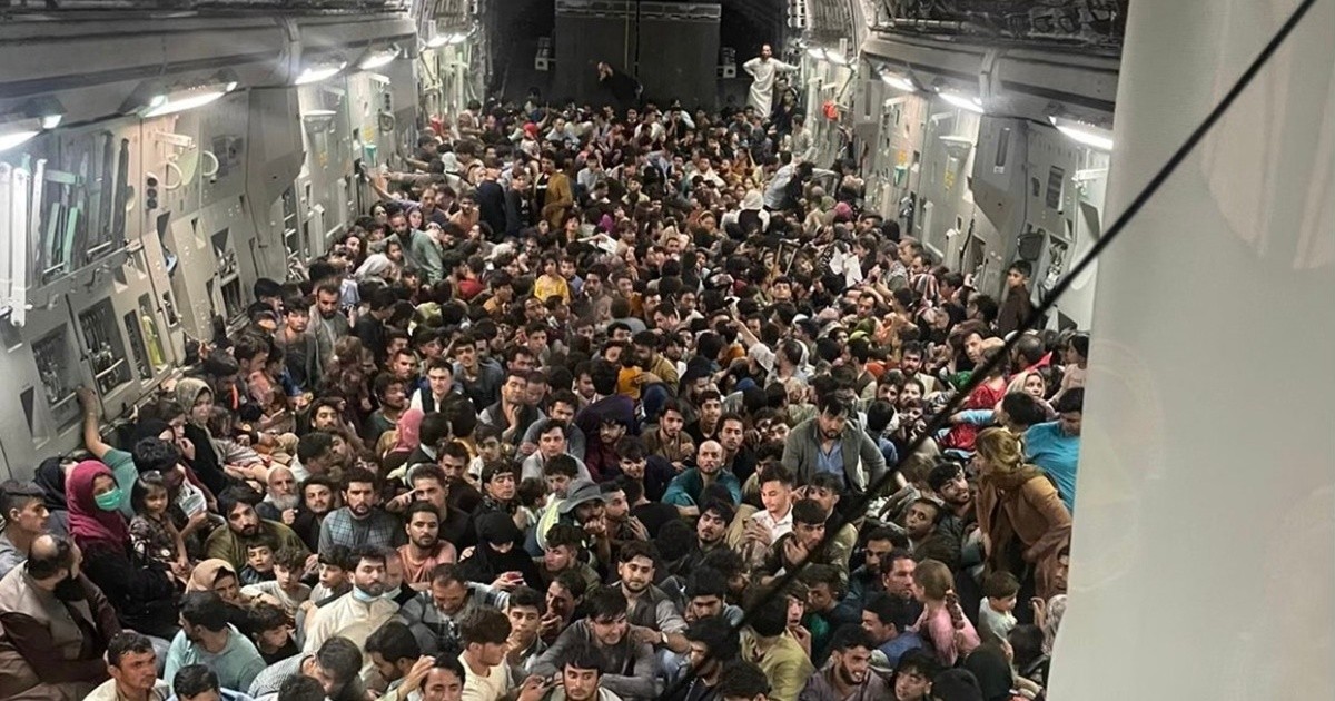 640 personas viajaron en la bodega de un avión para escapar de Afganistán