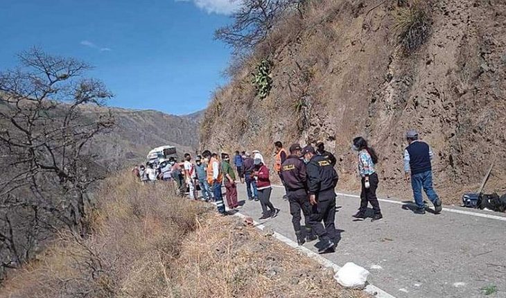 Al menos 15 muertos tras accidente y caída de un bus por un precipicio en Perú