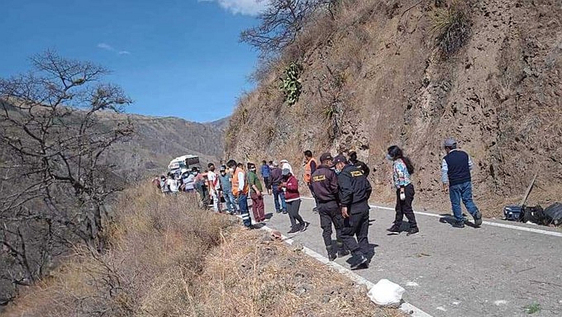 Al menos 15 muertos tras accidente y caída de un bus por un precipicio en Perú