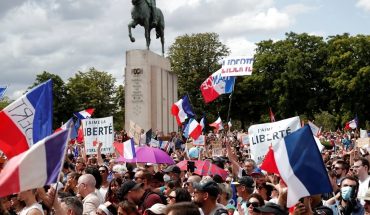 Alrededor de 200.000 franceses salieron a las calles en contra del certificado sanitario