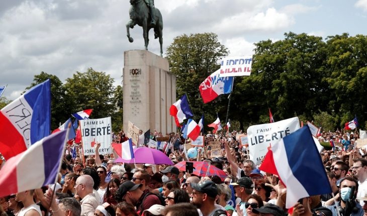 Alrededor de 200.000 franceses salieron a las calles en contra del certificado sanitario