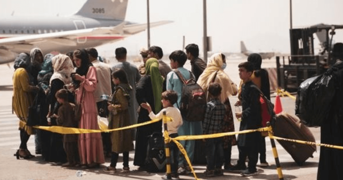 Ante el miedo, miles de afganos arriban al aeropuerto de Kabul para salir del país