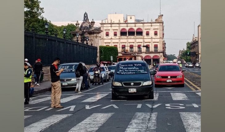 CNTE Michoacán bloquea camino al Aeropuerto para exigir pagos