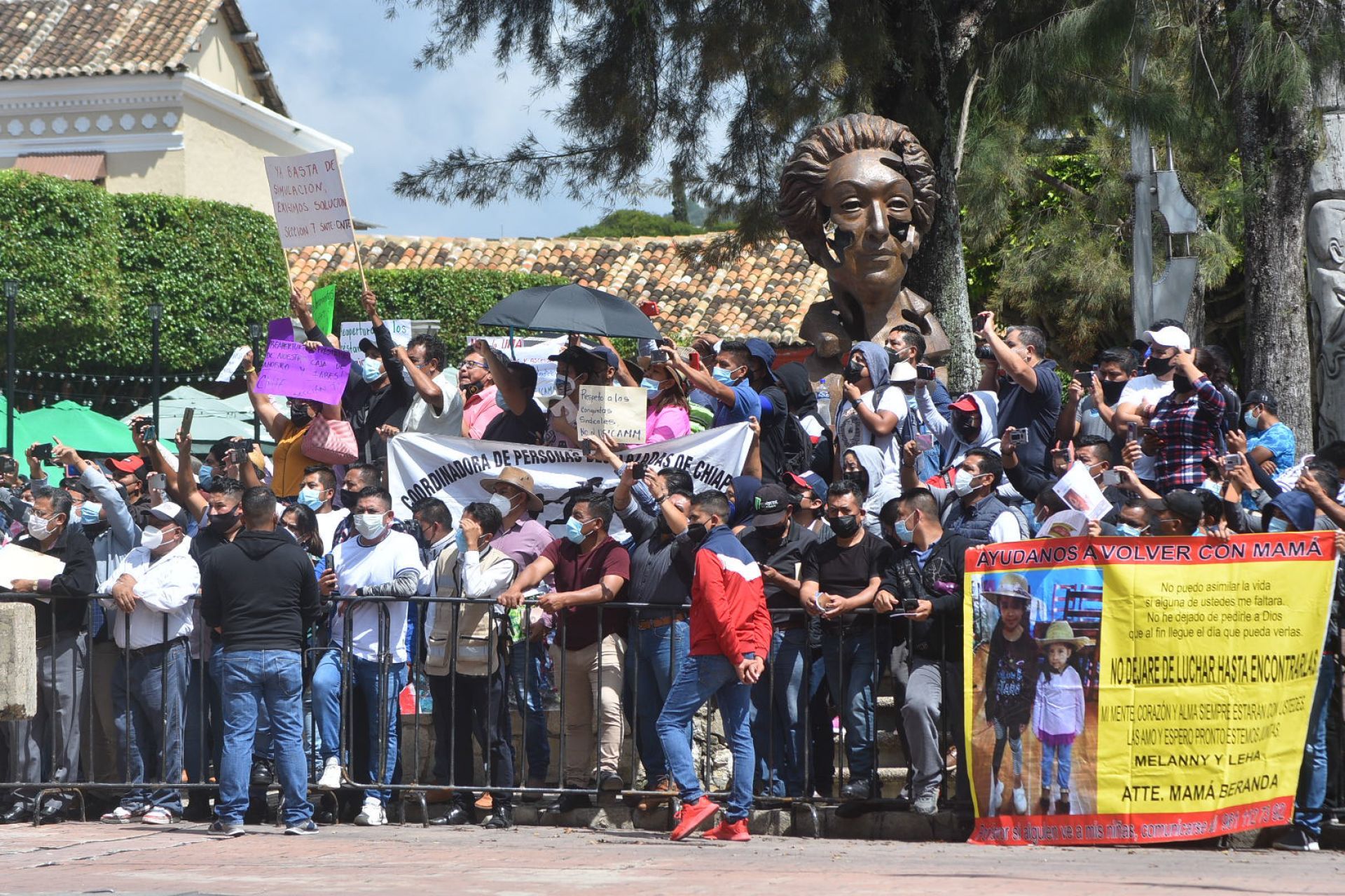 CNTE vuelve a protestar en acto de AMLO; pide 'diálogo con soluciones'