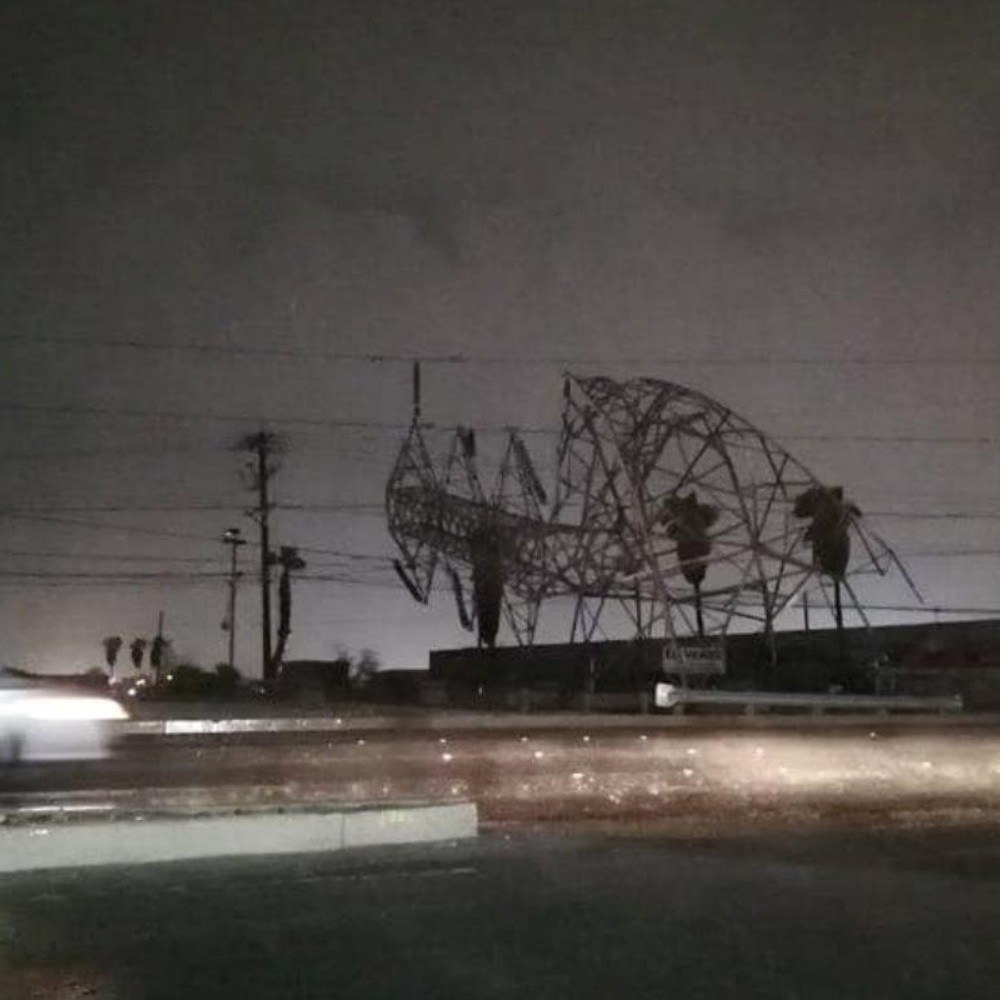 Cae torre de la CFE en Mexicali tras lluvias intensas; familias se quedan sin luz